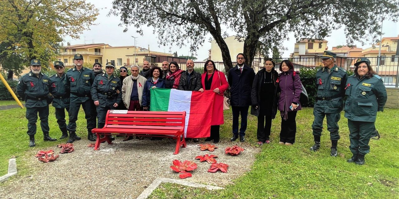 Una panchina rossa a Villaggio Prenestino
