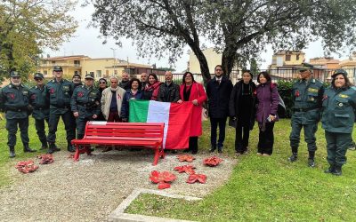 Una panchina rossa a Villaggio Prenestino