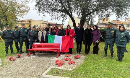 Una panchina rossa a Villaggio Prenestino