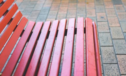 Installazione di una panchina rossa al parco di Via Fosso Scilicino