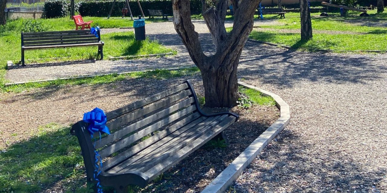 Il Parco di Via Fosso Scilicino si tinge di azzurro per la Giornata Mondiale per la Consapevolezza sull’Autismo